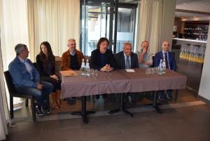 Nella foto vediamo un momento della conferenza stampa e i rappresentanti delle varie liste: da sinistra Giancarlo Vezzola (Giovani e Futuro), Linda Guidetti (Progetto per Borgomanero), Diego Sozzani (Forza Italia), Enzo Bobice (Il Borgo), Sergio Bossi, Marzio Liuni (Lega) e Gaetano Nastri (Fratelli d’Italia)